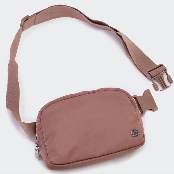 Everywhere Fanny Pack for Women with Adjustable Strap. Color=Dune. - Picture 3 of 6